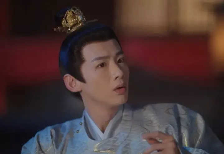 翻拍《孝庄秘史》的《长安诺》，还有最近改编小说《清穿日常》的《卿卿日常》，都直接去掉满清背景，改成了架空背景的全汉服古装剧