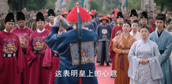 号称“大制作历史正剧”的《天下长河》给满清皇帝歌功颂德，吹嘘满清“君圣臣贤”，开创“康熙盛世”，该剧让一身满清官服、留着金钱鼠尾的施琅，在民族英雄郑成功的祠堂前，对那些身着华夏衣冠的南明官员士女，高喊「现如今华夏一统」「愿你们重回华夏」，更是妄图以夷变夏，篡夺华夏正统的【自取其辱】之举，也让该剧彻底沦为笑柄。