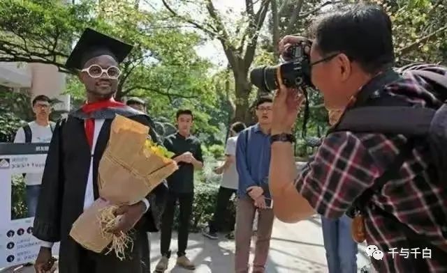 山东大学一个黑人留学生配3个女学伴