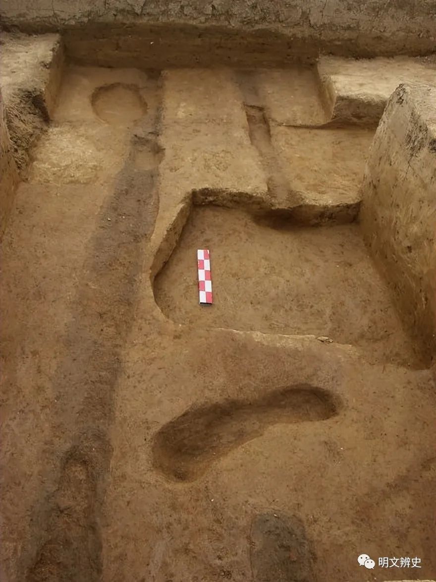 二里头宫殿区大路上的车辙痕