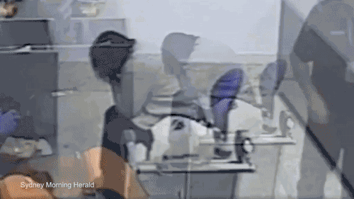 一批女孩，在海外排队等待死刑