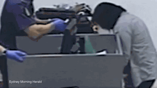 一批女孩，在海外排队等待死刑